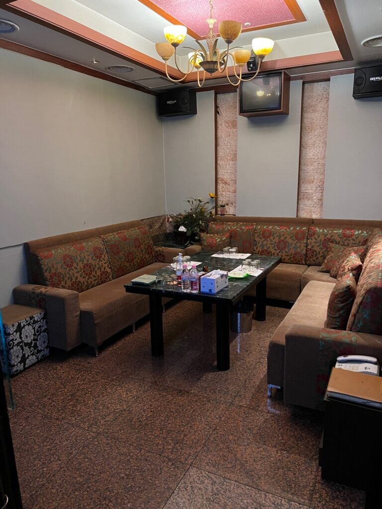 내부사진 8 일산하이킥 일산가라오케 일산셔츠룸 일산레깅스룸 일산비즈니스클럽 일산대형룸 일산노래광장 레깅스룸 비용 레깅스룸 뜻 768x1024