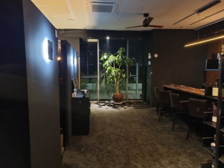 우드바 내부사진 2 송도핫플 송도위스키바 송도센트럴파크 인천송도바 인천송도칵테일 송도센트럴파크 푸르지오 시세 768x576